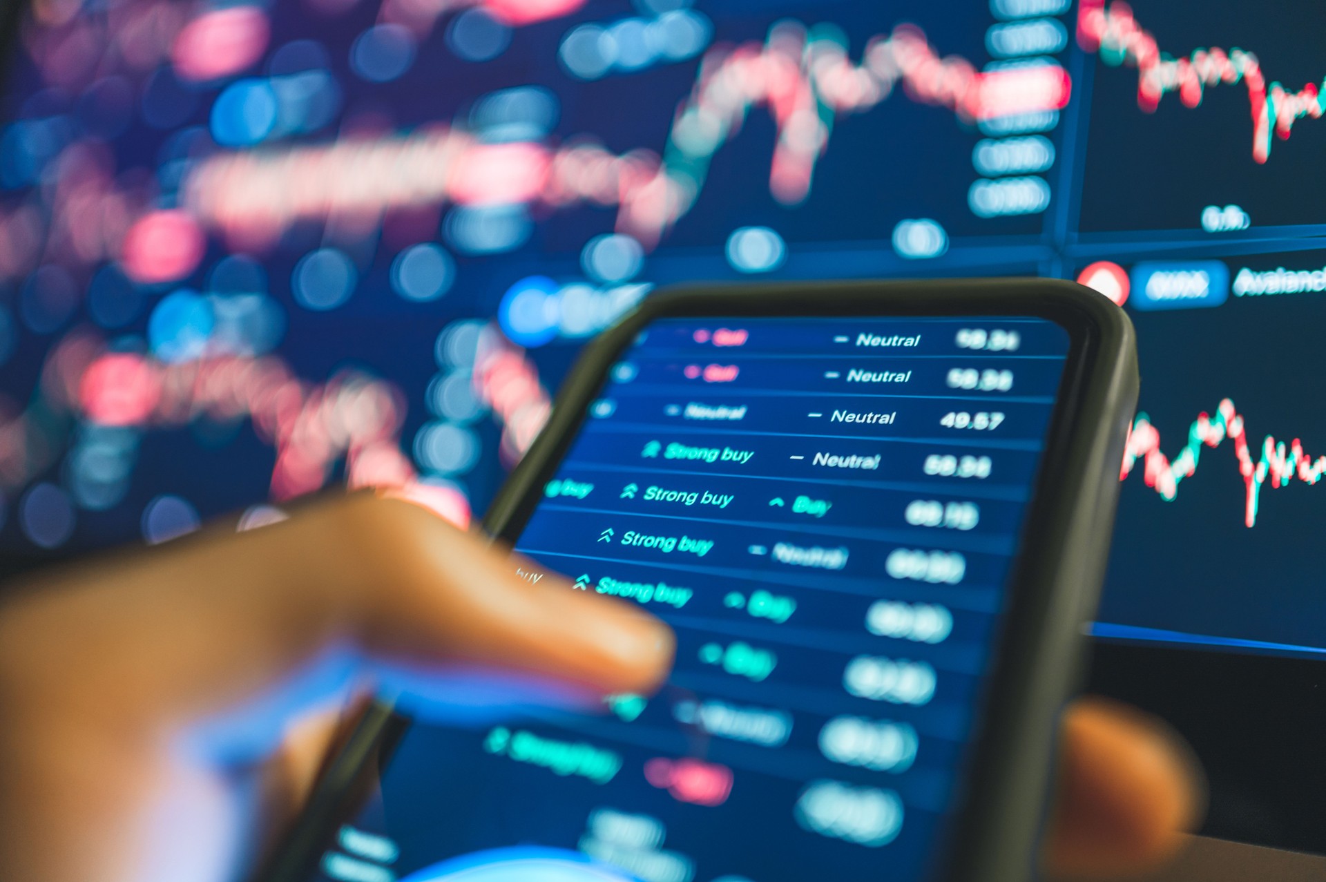 Um close-up de uma pessoa interagindo com dados financeiros aprimorados por IA, mostrando o poder da IA no refinamento de estratégias financeiras Ferramentas aprimoradas por IA para analisar dados financeiros,